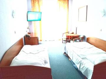 Фото номера Двухместный номер с 2 отдельными кроватями Отель Hotel Słowik г. Poniatowa 4